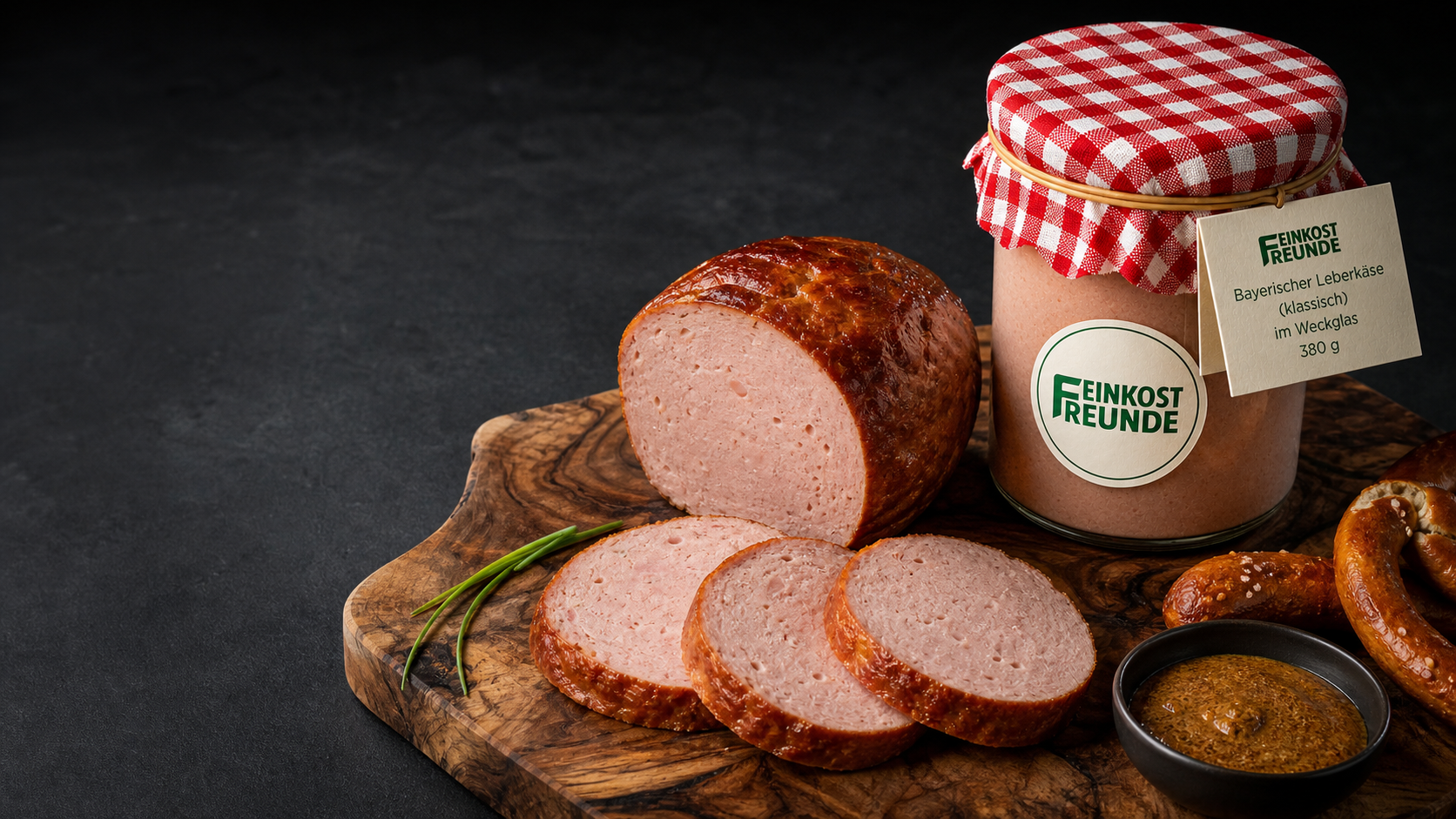 Bayerischer Leberkäse auf einem rustikalen Brotzeitbrett